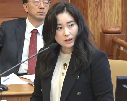 윤석열 대통령측 대리인단 김계리 변호사가 지난 2월 25일 서울 종로구 헌법재판소에서 열린 윤석열 대통령 탄핵심판 11차 변론에서 피청구인 변론을 하고 있다. [사진=헌법재판소]