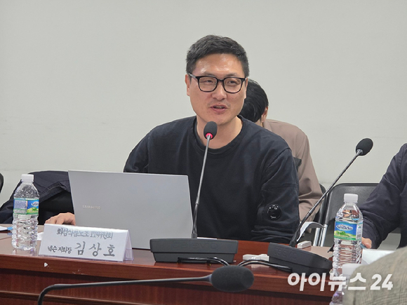 15일 국회 의원회관에서 열린 'AI시대의 K-게임, 노동자에게 길을 묻다' 토론회에서 참석자들이 기념 촬영을 하고 있다. [사진=박정민 기자]