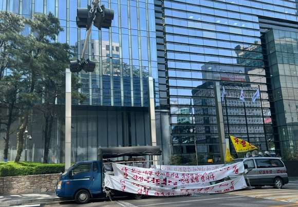 삼성전자 서초사옥 앞 시위 차량과 현수막 [사진=독자 제공]