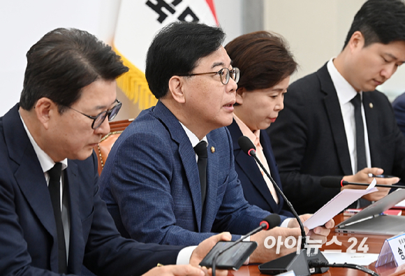 미국을 방문 중인 국민의힘 장동혁 대표가 14일(현지시간) 워싱턴DC 동아태 소위원장인 한국계 영 김 하원의원 집무실에서 김 하원의원과 기념 촬영하고 있다. 2026.4.16 [국민의힘 제공. 재판매 및 DB 금지] [사진=국민의힘]