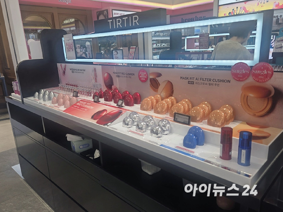시코르 신세계백화점 강남점에 티르티르 제품이 진열돼 있다. [사진=박은경 기자]
