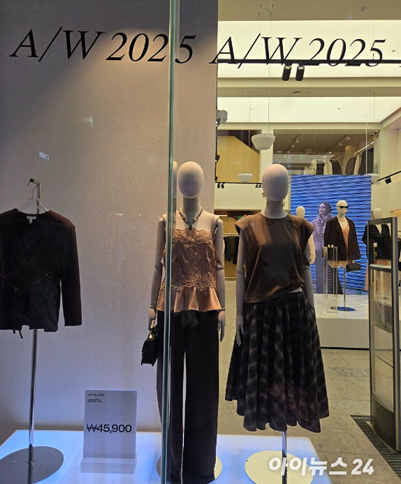 로엠 명동 매장 초입 마케팅에 걸린 모카무스 컬러의 의류. [사진=박은경 기자]