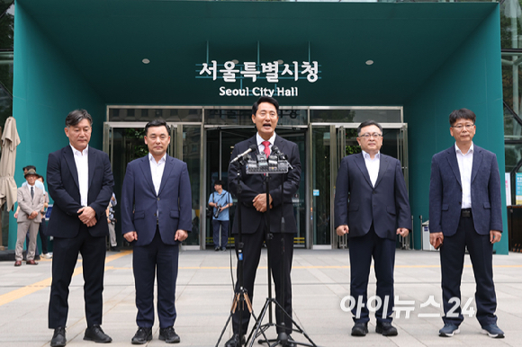 국민의힘 오세훈 서울시장 후보가 제9회 전국동시지방선거일 다음날인 4일 서울 시청에서 소감을 밝히고 있다. [사진=곽영래 기자]