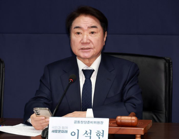 지난 1월 서울시 영등포구 새로운미래 당사에서 열린 제1차 창당준비위원회 회의에서 발언하고 있다. [사진=뉴시스]