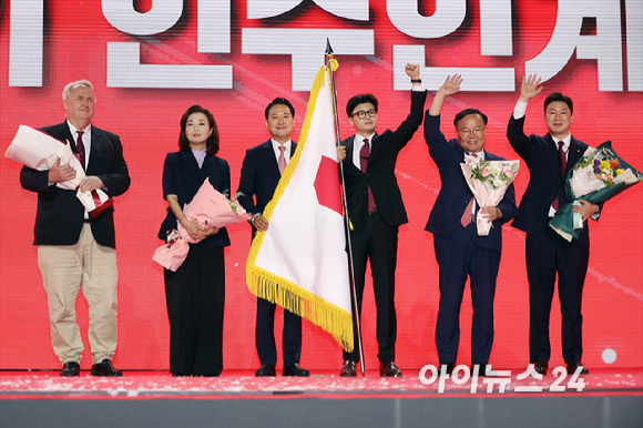 한동훈 국민의힘 전 대표가 10일 오후 서울 여의도 국회에서 권영세 국민의힘 비상대책위원장을 만나 악수를 하고 있다. [사진=곽영래 기자]