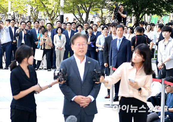 이재명 더불어민주당 대표가 쌍방울그룹 대북송금 의혹 관련 조사를 받기 위해 12일 오후 경기 수원시 영통구 수원지방검찰청에 출석하고 있다. [사진=곽영래 기자]