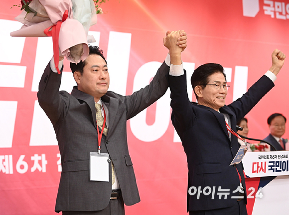 국민의힘 장동혁 신임 당대표가 26일 오전 서울 여의도 국회 도서관에서 열린 제6차 전당대회 결선에서 김문수 당대표 낙선자와 기념촬영을 하고 있다. [사진=곽영래 기자]