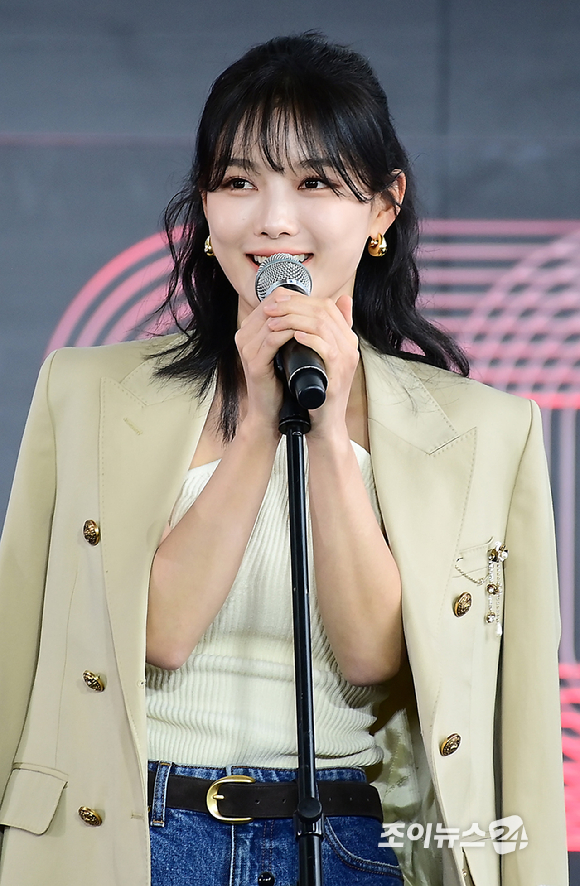 배우 김유정이 19일 오후 부산광역시 해운대구 우동 영화의 전당에서 열린 제30회 부산국제영화제(BIFF) '친애하는 X' 야외무대인사 행사에 참석하고 있다. [사진=정소희 기자]