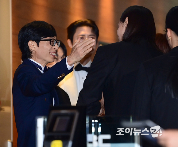 유재석과 김연경이 29일 오후 서울 마포구 MBC 사옥에서 열린 '2025 MBC 방송연예대상' 포토월 행사에 참석하고 있다. [사진=정소희 기자]