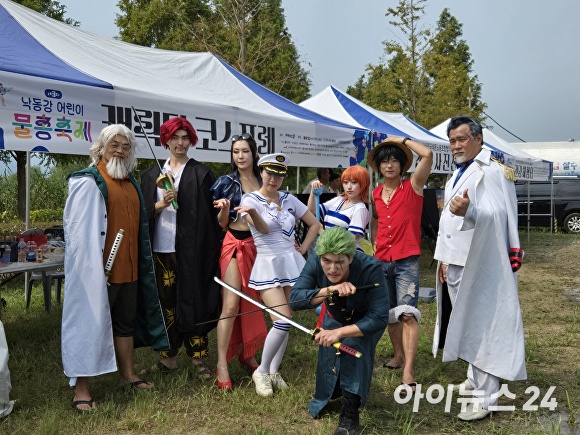 코스프레팀 IDTT가 ‘제3회 낙동강 물총축제’에서 런웨이를 선보이기 전 포즈를 취하고 있다. [사진=정예진 기자]