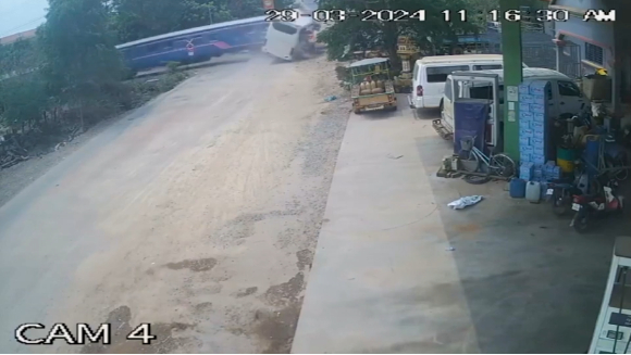 캄보디아에서 한 버스기사의 무리한 주행으로 버스와 열차가 충돌하는 사고가 발생했다. 사진은 사건 당시 영상 캡처. [사진=뉴욕포스트]