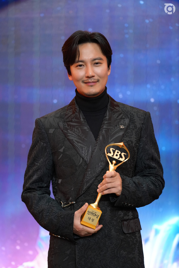 배우 김남길이 '2022 SBS 연기대상' 대상 트로피를 들고 사진촬영을 하고 있다. [사진=길스토리이엔티]