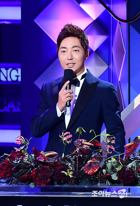 MBC 이성배 아나운서가 2일 오후 서울 여의도동 KBS홀에서 열린 '제43회 한국방송대상' 시상식에서 진행을 하고 있다. [사진=조이뉴스24 포토DB]