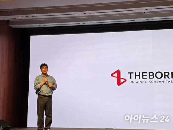 백종원 더본코리아 대표가 3일 서울신라호텔 영빈관에서 열린 'TBK(더본코리아) 글로벌 B2B 소스' 론칭 시연회에서 글로벌 전략을 설명하고 있다. [사진=전다윗 기자]