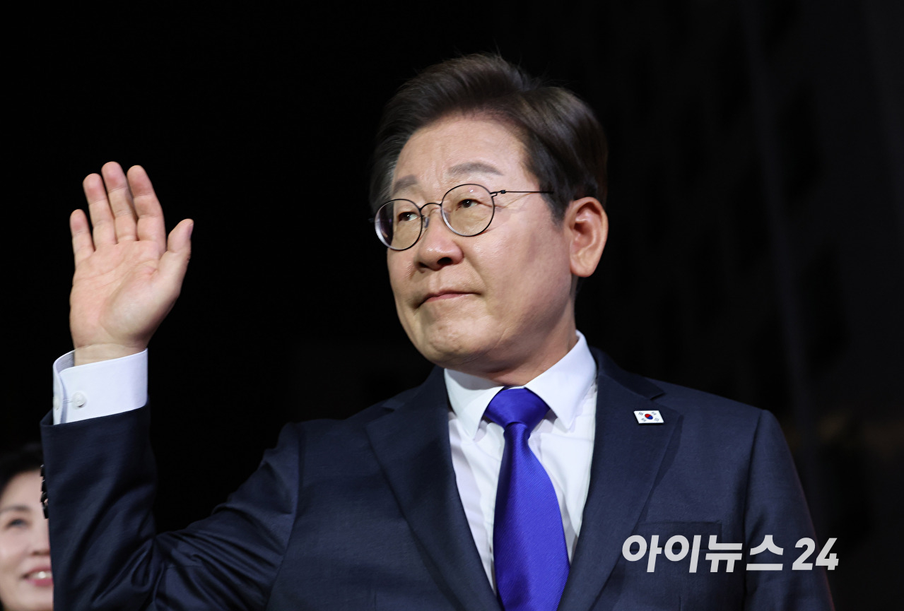 제21대 대통령 선거에서 당선을 확정지은 이재명 더불어민주당 대선 후보의 1978년 야구 글로브 공장인 '대양실업' 소년공 시절. 그 해 4월 말 고입 검정고시학원에 등록해 8월 합격. 공장이 망한 탓에 태어나서 처음으로 집에서 얼마간 쉬기도 했음. [사진=이재명 후보 측 제공. DB 및 재판매 금지]