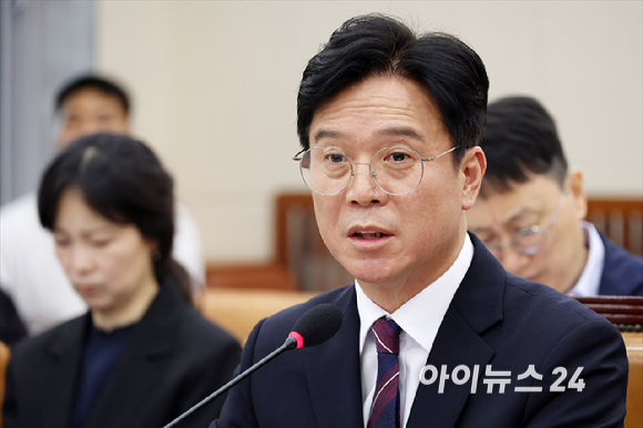 김영훈 고용노동부 장관 후보자가 16일 서울 여의도 국회에서 열린 국회 환경노동위원회 김영훈 고용노동부 장관 후보자 인사청문회에서 질의에 답변하고 있다. [사진=곽영래 기자]