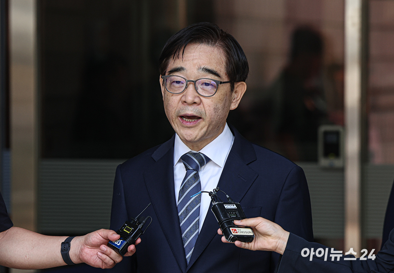 변호사 등록을 하지 않은 채 화천대유자산관리의 법률 상담을 하고 대가를 받은 혐의로 재판에 넘겨진 권순일 전 대법관이 11일 오전 서울 서초구 서울중앙지법에서 열린 1심에서 공소기각 선고를 받은 뒤 나서고 있다. [사진=사진공동취재단 ]