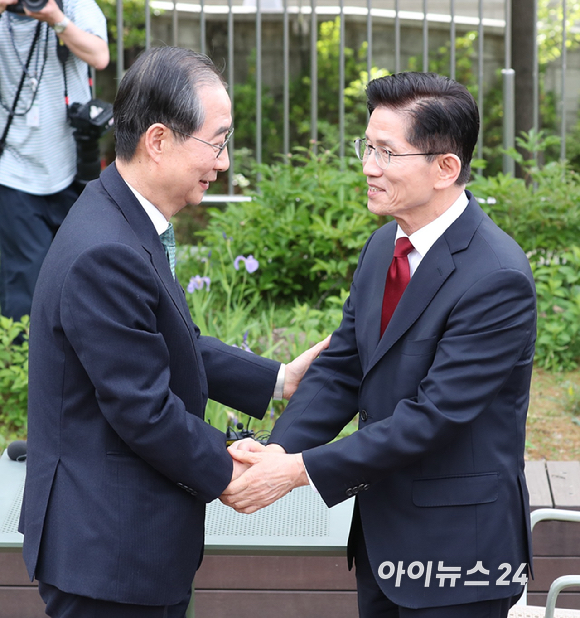 국민의힘 김문수 대선후보와 무소속 한덕수 대선 예비후보가 8일 서울 여의도 국회에서 후보 단일화와 관련해 회동하고 있다. [사진=곽영래 기자]