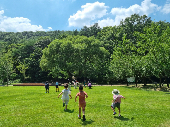 사진1) 한국산국립대전숲체원(대전시 유성구)에서 유아숲교육을 체험하는 모습 [사진= 한국산림복지진흥원 ]