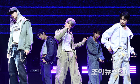 그룹 이븐이 20일 서울 영등포구 명화아트홀에서 열린 이븐(EVNNE) 첫 싱글 '뱉어 (Backtalk)' 컴백 쇼케이스에 참석해 타이틀곡 '뱉어' 무대를 선보이고 있다. [사진=정소희 기자]