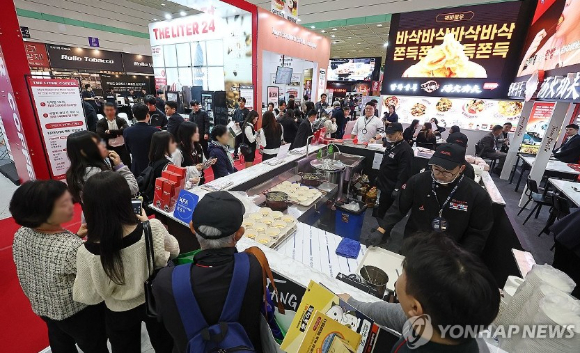 피자헛이 점주들과 협의 없이 부당하게 떼어간 차액가맹금 지급 판결로 경영난에 빠졌다며 회생을 신청한 가운데 지난 10일 오전 서울 서초동 서울회생법원 앞에서 피자헛 가맹점주 94명이 부당이득금(차액가맹금) 반환 사태 해결을 촉구하는 기자회견을 열고 구호를 외치고 있다. [사진=정소희 기자]