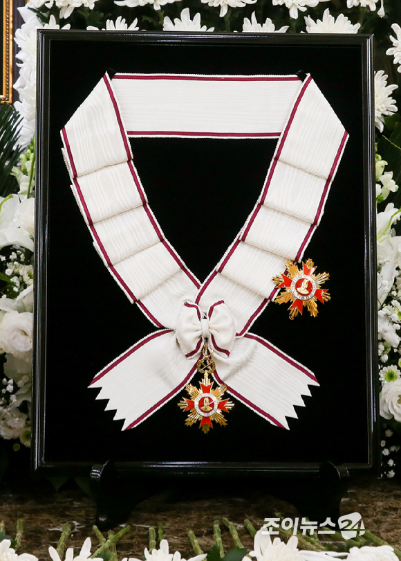 26일 서울아산병원 장례식장에 마련된 원로 배우 겸 전 국회의원 故 이순재의 빈소에 정부가 추서한 금관문화훈장이 놓여있다. [사진=사진공동취재단]