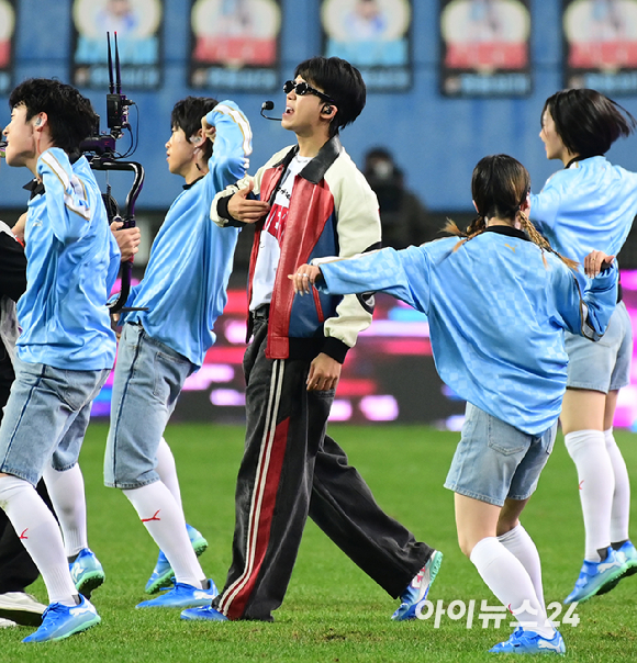 가수 임영웅이 12일 오후 대전광역시 대전월드컵경기장에서 열린 하나은행 자선축구대회 팀 히어로와 팀 기성용 경기에서 축하 무대를 하고 있다. [사진=정소희 기자]