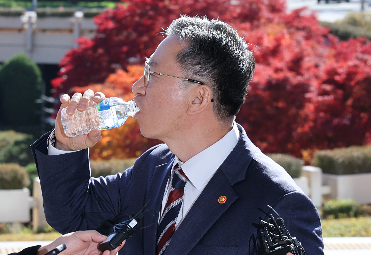 퇴임식을 마친 노만석 검찰총장 직무대행이 지난 14일 서울 서초구 대검찰청을 나서고 있다. 2025.11.14 [사진=연합뉴스]