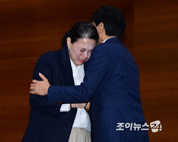 MBC가 15일 오전 서울 상암동 MBC신사옥에서 기상캐스터 故 오요안나의 사망을 둘러싼 직장 내 괴롭힘 의혹에 대한 기자회견을 열었다. 안형준 MBC 사장이 유족과 합의서 전달식을 하고 고인의 어머니 장연미 씨에게 故 오요안나 명예사원증을 전달하고 있다. [사진=정소희 기자]