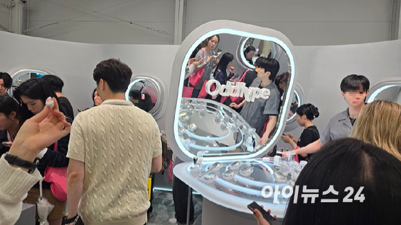 16일 서울 성동구 무신사 스퀘어 성수 4에서 열린 무신사 뷰티 페스타 팝업스토어 입장을 대기하는 줄이 길게 늘어져 있다. [사진=진광찬 기자]