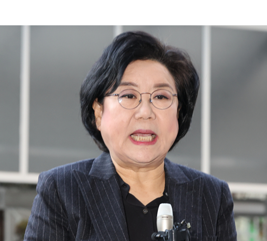 이혜훈 기획예산처 장관 후보자가 30일 오전 서울 중구 예금보험공사에 마련된 인사청문회 준비 사무실로 출근하며 과거 발언에 대해 사과하고 있다. 이 후보자는 "내란은 민주주의를 파괴하는 불법적 행위"라며 "그러나 당시에는 내가 실체를 제대로 파악하지 못했다"고 사과했다. 2025.12.30 [사진=연합뉴스]