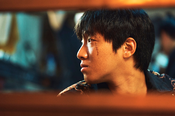 배우 홍사빈이 영화 '화란'(감독 김창훈) 인터뷰에 앞서 포즈를 취하고 있다. [사진=샘컴퍼니 ]