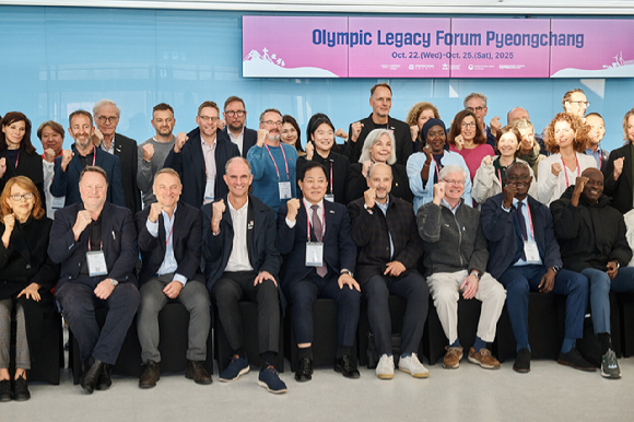 심재국 평창군수과 그레고리 주노드 세계올림픽도시연맹 회장, 이보 페리아니 IBSF 회장을 비롯한 주요 인사들 지난 23일 강원 평창 대관령 평창올림픽플라자 일원에서 열린 2025 세계올림픽도시연맹 총회(World Union of Olympic Cities General Assembly) '올림픽 레거시 포럼'에서 기념사진을 촬영하고 있다. [사진=2018평창기념재단]