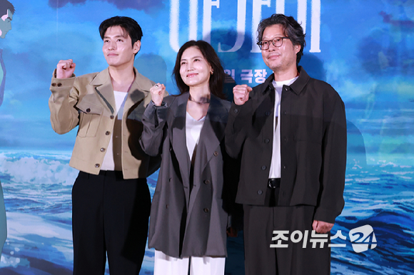 배우 강하늘, 안재훈 감독, 배우 김선영, 유재명이 26일 오후 서울 용산구 CGV 용산아이파크몰점에서 진행된 애니메이션 '아가미'(감독 안재훈) 언론시사회에 참석해 포즈를 취하고 있다. [사진=문수지 기자]