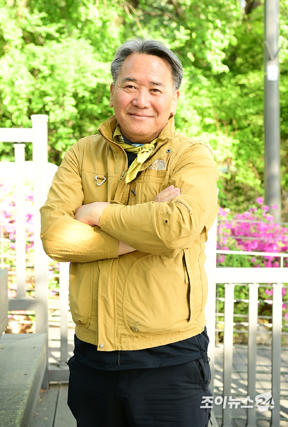 도보여행가 박성기 작가가 25일 서울 강북구 우이동 만남의 광장에서 열린 산악인 오은선 대장과 함께하는 '제13회 희망찾기 등산&middot;트레킹 교실'에 참석해 포즈를 취하고 있다. [사진=곽영래 기자]