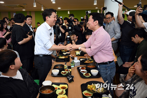 이준석 개혁신당 대선 후보와 안철수 국민의힘 공동선거대책위원장이 21일 경기 성남시 가천대학에서 진행한 '학식먹자 이준석' 행사에서 악수를 나누고 있다. [사진=곽영래 기자]