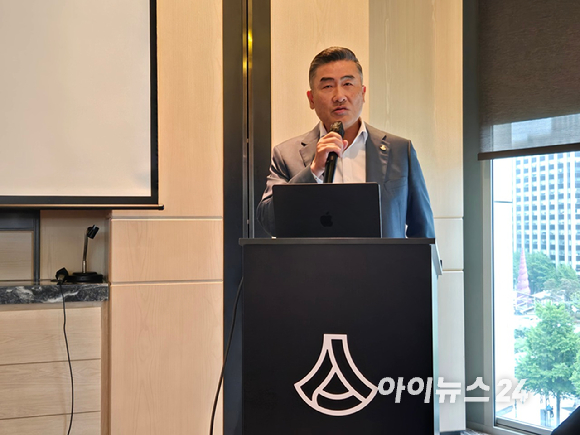 브라이언 쉼프 안두릴 인더스트리 공동창업자 겸 최고경영자(CEO)가 7일 서울 종로 포시즌스호텔에서 기자간담회를 진행하고 있다. [사진=최란 기자]