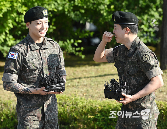 그룹 방탄소년단(BTS) 지민, 정국이 육군 현역으로 군 복무를 마치고 만기 전역했다.11일 오전 경기 연천군 연천공설운동장에서 진행된 전역 행사에서 방탄소년단 지민, 정국이 미소를 짓고 있다. [사진=곽영래 기자]