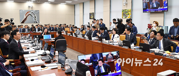 김우영 더불어민주당 의원이 16일 국회 과학기술정보방송통신위원회에서 열린 2025년도 국정감사에서 국민의힘 박정훈 의원의 문자 폭로 사태 관련 발언을 하고 있다. [사진=곽영래 기자]