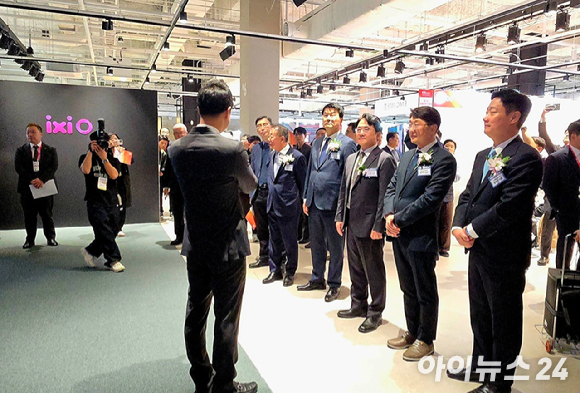 12일 최우혁 과학기술정보통신부 네트워크정책실장 겸 민관합동조사단장(오른쪽 두 번째), 홍범식 한국전파진흥협회장 겸 LG유플러스 대표(오른쪽 첫 번째) 등 주요 관계자들이 서울 강남구 코엑스 플라츠홀에 마련된 KRS 2025 전시 부스를 둘러보고 있다. [사진=안세준 기자]