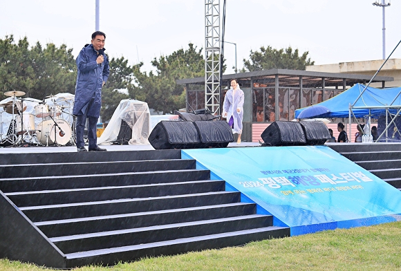 지난 11일 정장선 시장이 해군 2함대 기지에서 ‘2024 평택 해양페스티벌’ 공연 시작전에 축사를 하고 있다. [사진=평택시]