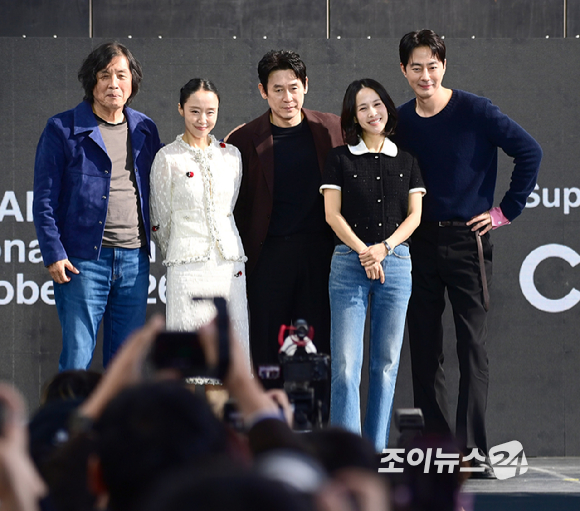 (왼쪽부터)이창동 감독-배우 전도연-설경구-조여정-조인성이 7일 부산 해운대구 영화의전당에서 열린 제31회 부산국제영화제 '가능한 사랑' 오픈토크에 참석하고 있다. [사진=정소희 기자]