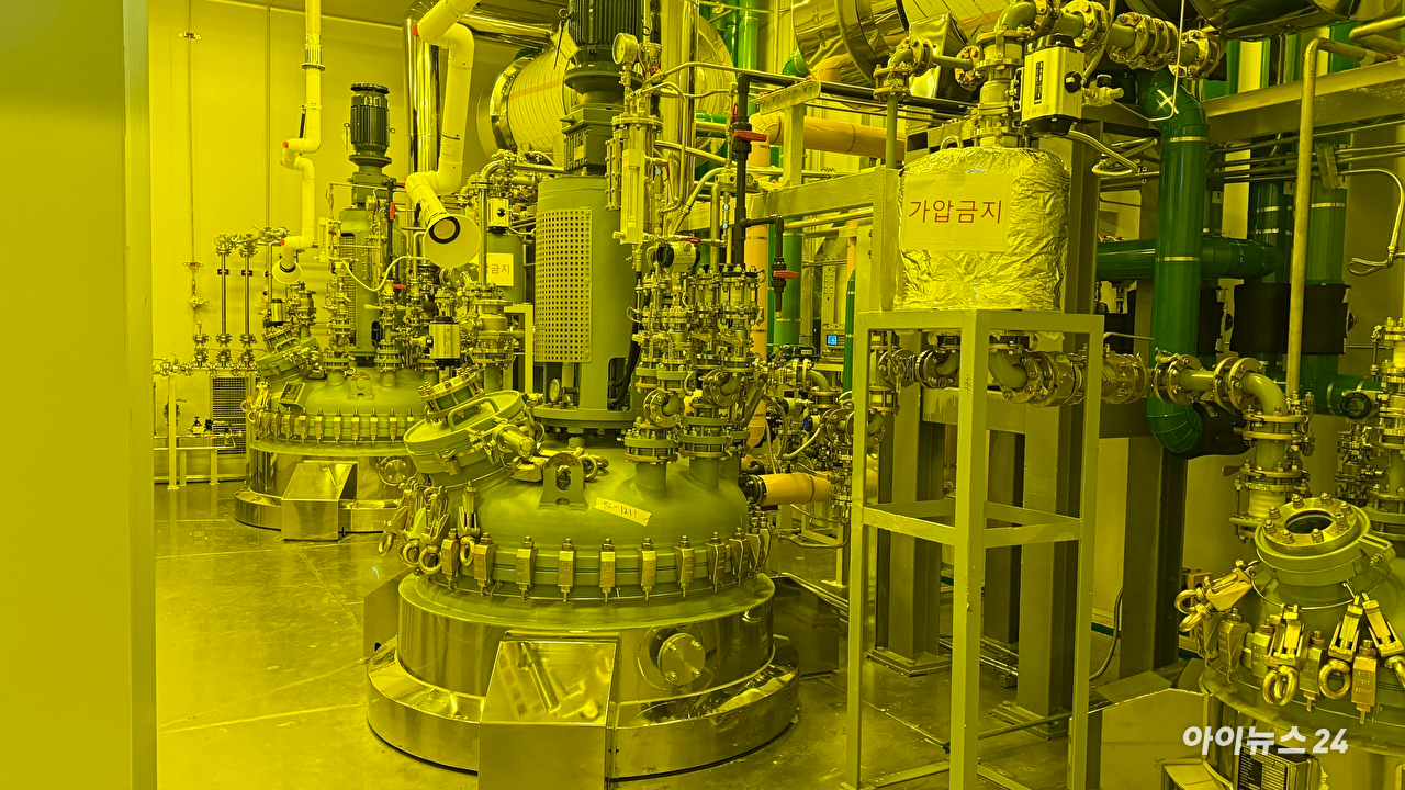 12일 세종특별자치시 전의면 JKM 세종 캠퍼스에서 열린 준공식에서 참석자들이 테이프 커팅을 하고 있다. [사진=김민희 기자]