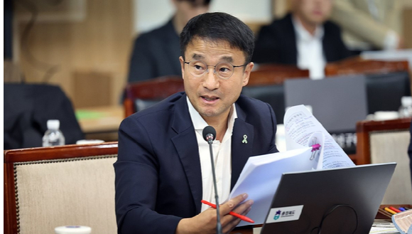 한병도 더불어민주당 의원이 지난해 10월 17일 충북도청 대회의실에서 열린 충북도청 국정감사에서 질의하고 있다. [사진=연합뉴스]