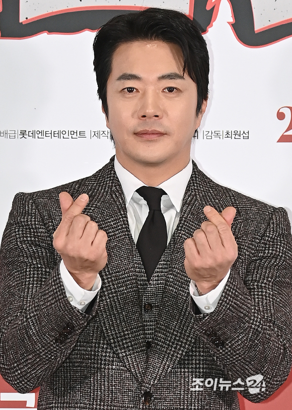 배우 권상우가 8일 오후 서울 송파구 신천동&nbsp;롯데시네마 월드타워점에서 열린 영화 '하트맨' 시사회에서 포토타임을 갖고 있다. [사진=곽영래 기자]