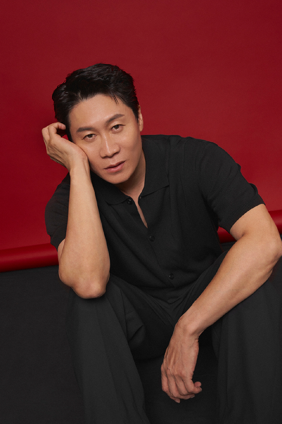 배우 진선규가 넷플릭스 시리즈 '애마' 인터뷰에 앞서 포즈를 취하고 있다. [사진=넷플릭스]