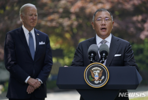 정의선 현대차그룹 회장이 22일 서울 용산구 그랜드 하얏트 호텔에서 조 바이든 미국 대통령을 만난 자리에서 발언하고 있다. [사진=AP·뉴시스 ]