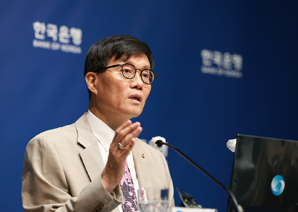 이창용 한국은행 총재가 10일 서울 중구 한국은행에서 열린 금융통화위원회 금리 결정에 대한 기자간담회에서 취재진 질문에 답하고 있다. [사진=한국은행]