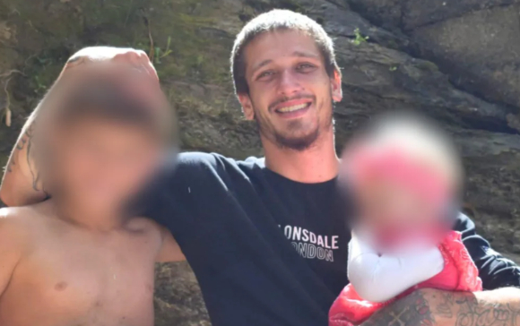 뉴질랜드 오클랜드 인근 해변에서 모래 언덕이 무너져 네 아이의 아버지인 20대 남성이 매몰돼 숨지는 사고가 일어났다. 사진은 왓슨과 아이들. [사진=Givealittle]