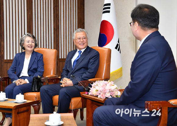 4·27 판문점선언 7주년 기념식 참석차 국회를 방문한 문재인 전 대통령이 25일 오후 서울 여의도 국회에서 우원식 국회의장과 면담을 하고 있다. [사진=곽영래 기자]